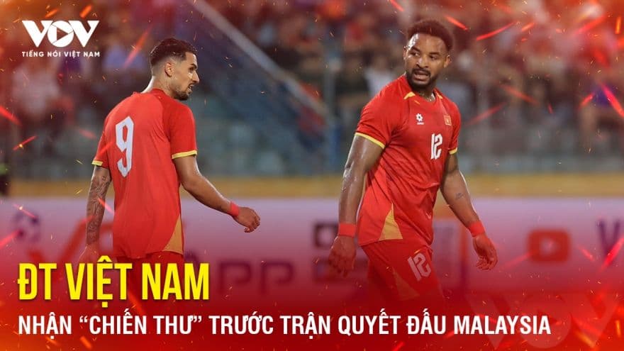 Hai cầu thủ đội tuyển Việt Nam trên sân, thể hiện tinh thần thi đấu và đam mê thể thao trên VTV6.