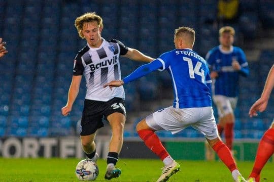 Hai cầu thủ đối đầu quyết liệt, tượng trưng cho trận đấu giữa Brazil thử nghiệm và Chile đánh cược vận mệnh.