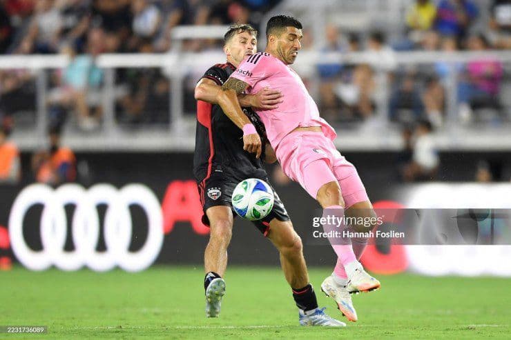Hai cầu thủ Inter Miami và DC United tranh chấp bóng quyết liệt trong trận đấu.