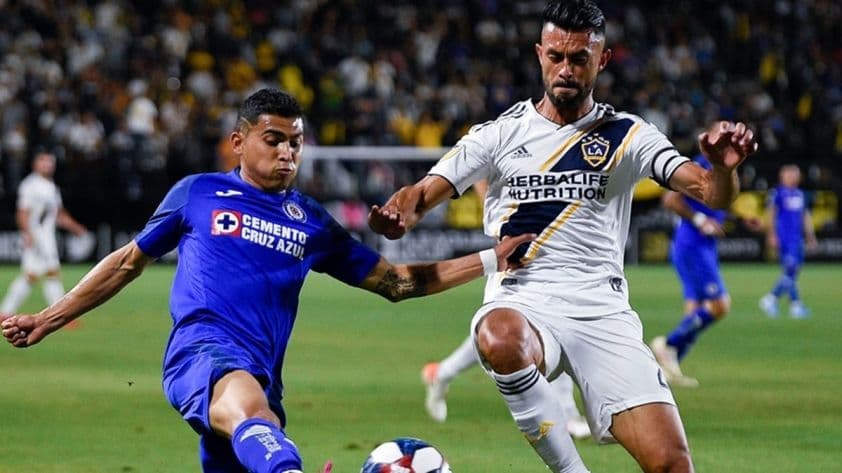 Hai cầu thủ LAFC và Cruz Azul tranh bóng trong trận đấu CONCACAF Champions Cup.