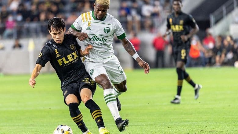 Hai cầu thủ LAFC và Portland Timbers tranh bóng trong trận đấu MLS.