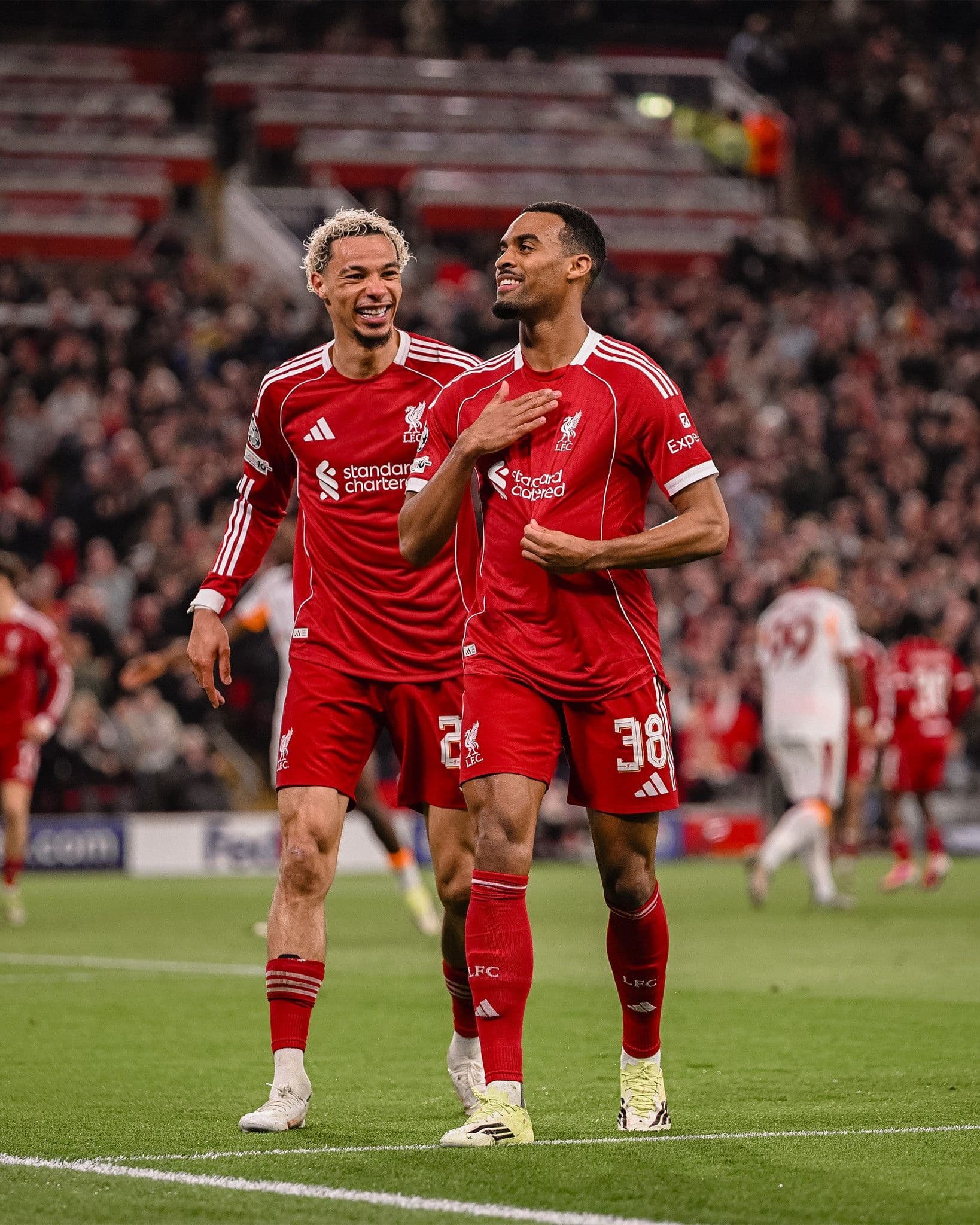 Hai cầu thủ Liverpool ăn mừng bàn thắng, thể hiện tinh thần đồng đội