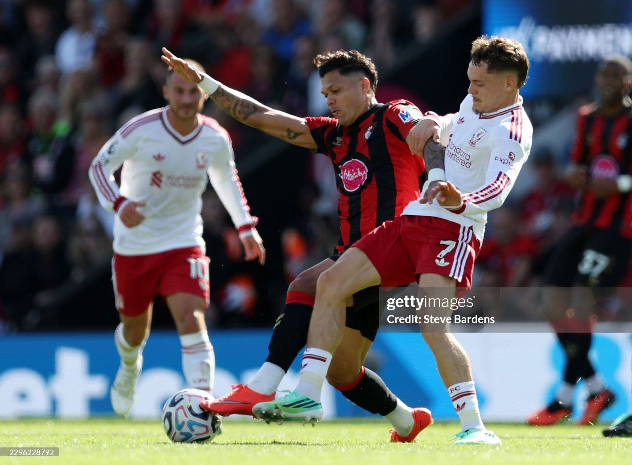 Hai cầu thủ Liverpool và Bournemouth tranh chấp bóng quyết liệt trên sân cỏ trong trận đấu Ngoại hạng Anh.