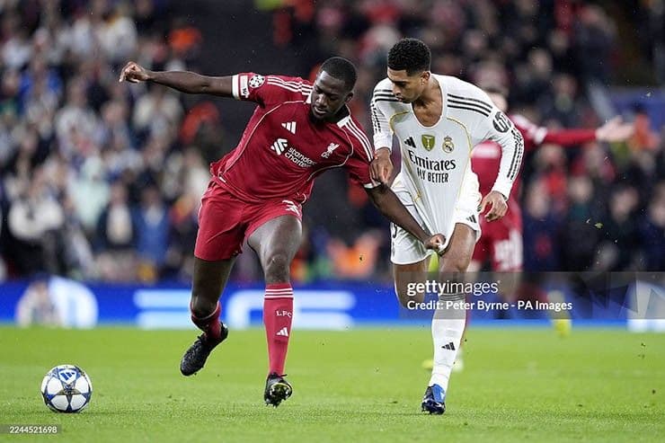 Hai cầu thủ Liverpool và Real Madrid tranh bóng quyết liệt trong trận đấu Champions League