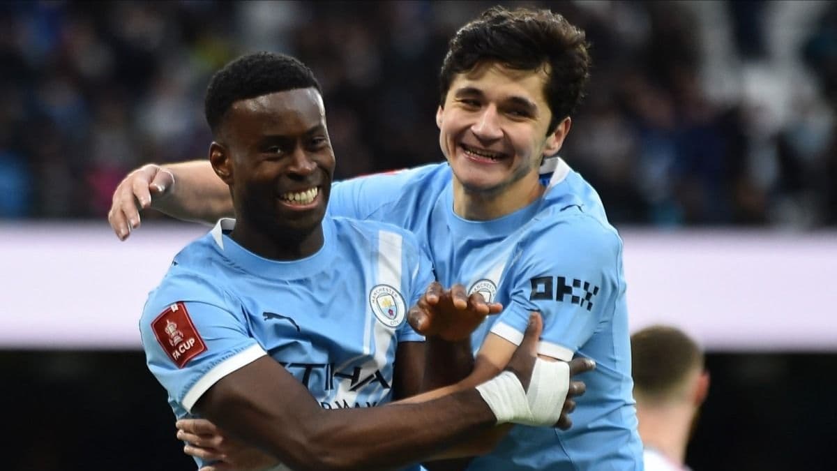 Hai cầu thủ Manchester City ăn mừng bàn thắng, tượng trưng cho lối chơi tấn công và tinh thần của Melbourne City.