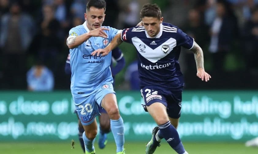 Hai cầu thủ Melbourne City và Melbourne Victory tranh bóng trong trận derby