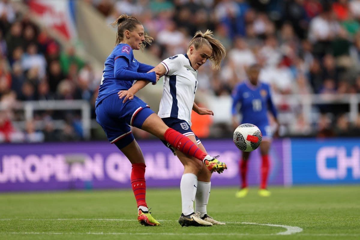 Hai cầu thủ nữ tranh bóng quyết liệt trong khuôn khổ vòng loại EURO Nữ 2025
