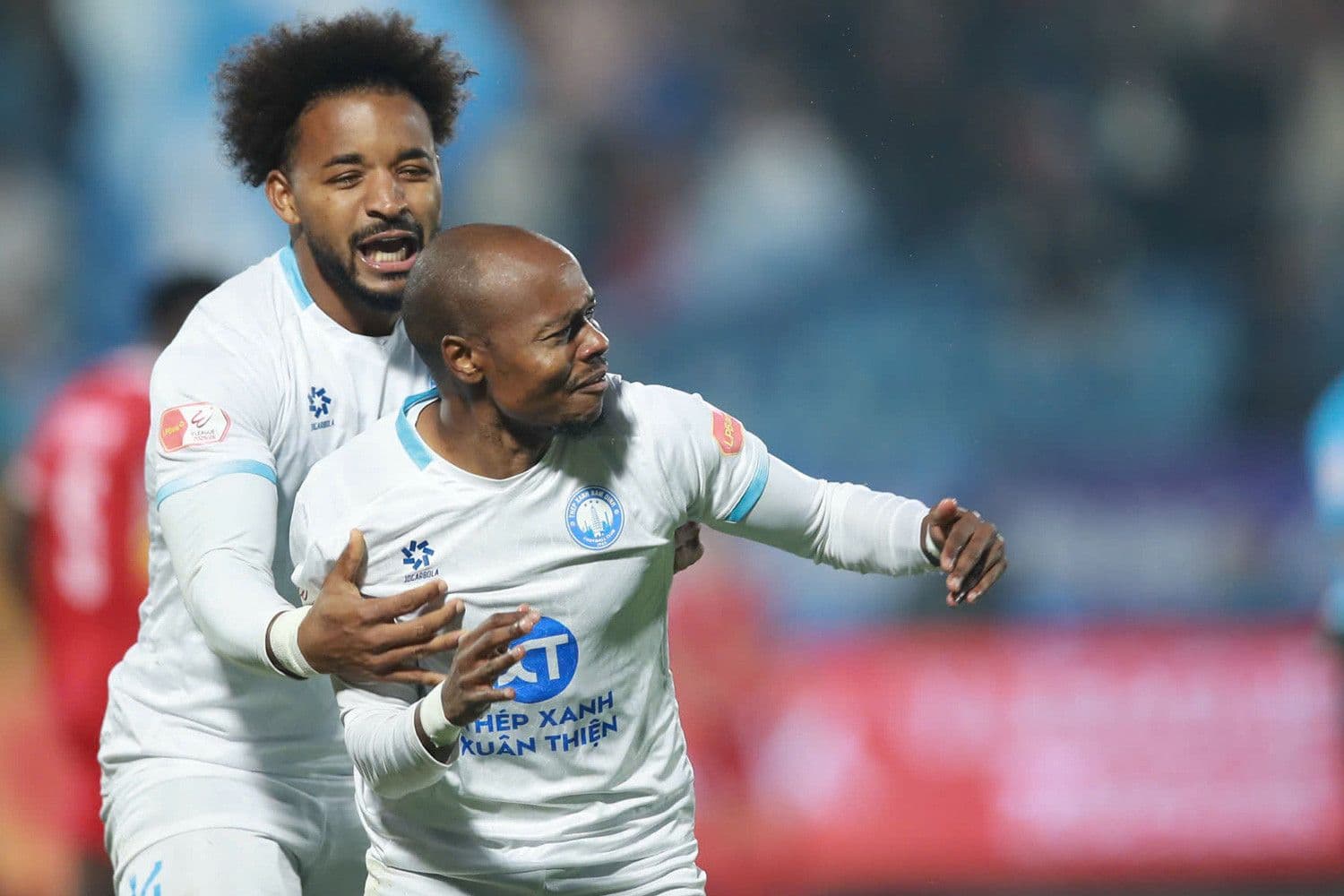 Hai cầu thủ Nam Định ăn mừng bàn thắng, thể hiện khoảnh khắc hy vọng trong trận đấu