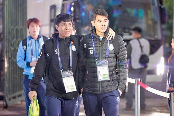 Hai cầu thủ Nam Định thể hiện tinh thần đồng đội và bản lĩnh trước trận đấu quan trọng.