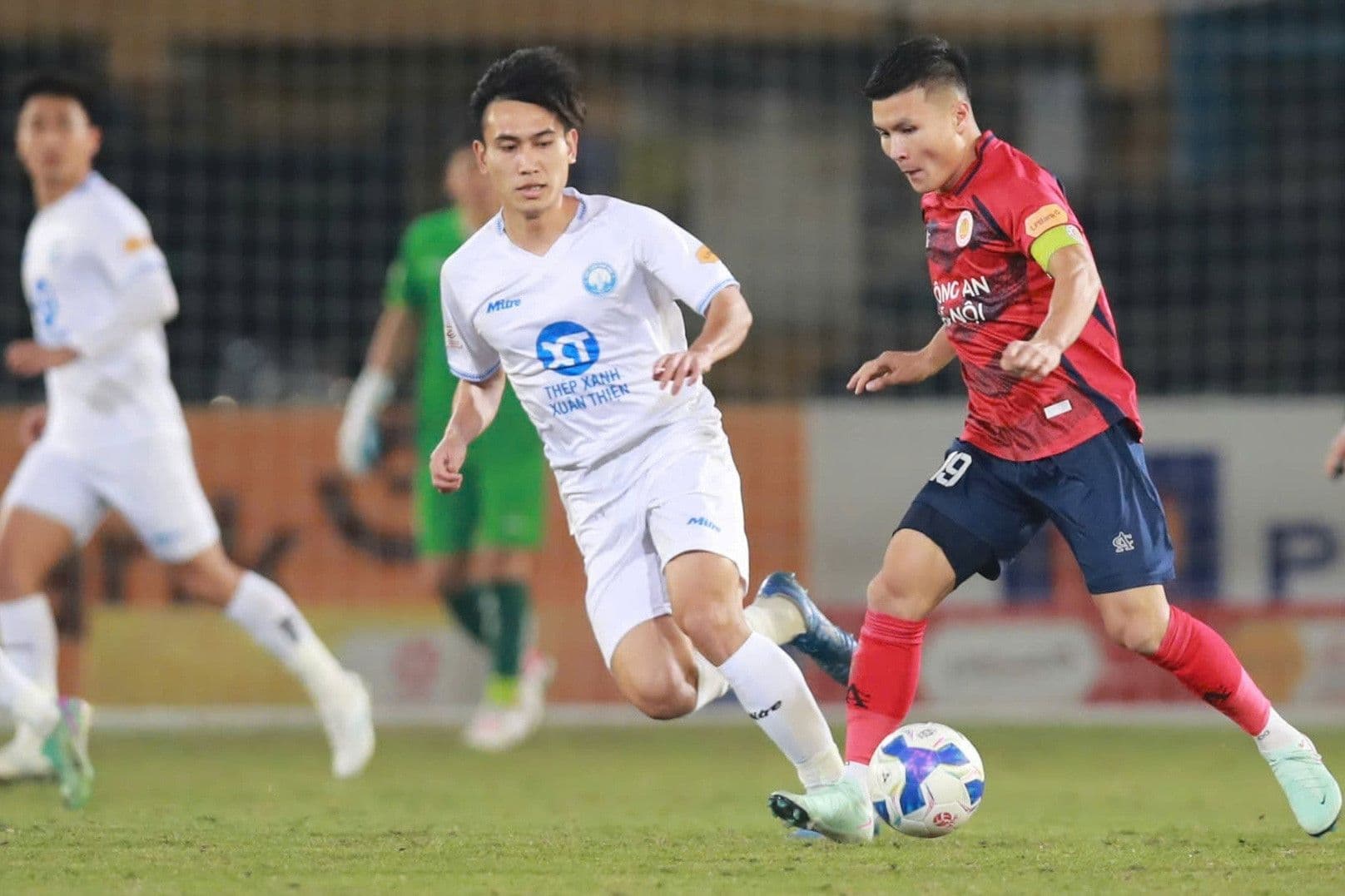 Hai cầu thủ Nam Định và CAHN tranh bóng quyết liệt trong trận đại chiến Thiên Trường