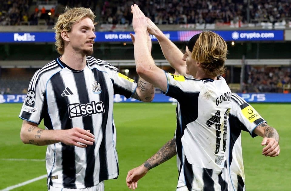 Hai cầu thủ Newcastle high-five, minh chứng cho việc bản lĩnh thi đấu có thể đảo lộn các chỉ số dữ liệu