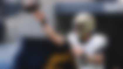 Hai cầu thủ NFL tương tác trên sân tập, thể hiện sự kết nối và xây dựng đội hình trong giai đoạn tiền mùa giải.