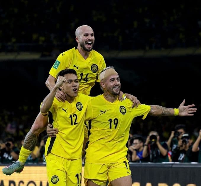 Hai cầu thủ nhập tịch Joao Figueireido và Rodrigo Holgado của Malaysia ăn mừng trong trận thắng Việt Nam 4-0.