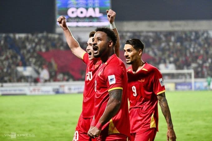 Hai cầu thủ nhập tịch Xuân Son và Hoàng Hên ăn mừng bàn thắng trong trận đấu Việt Nam thắng Malaysia 3-1.