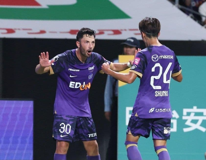 Hai cầu thủ Sanfrecce Hiroshima ăn mừng bàn thắng trong trận đấu J1 League
