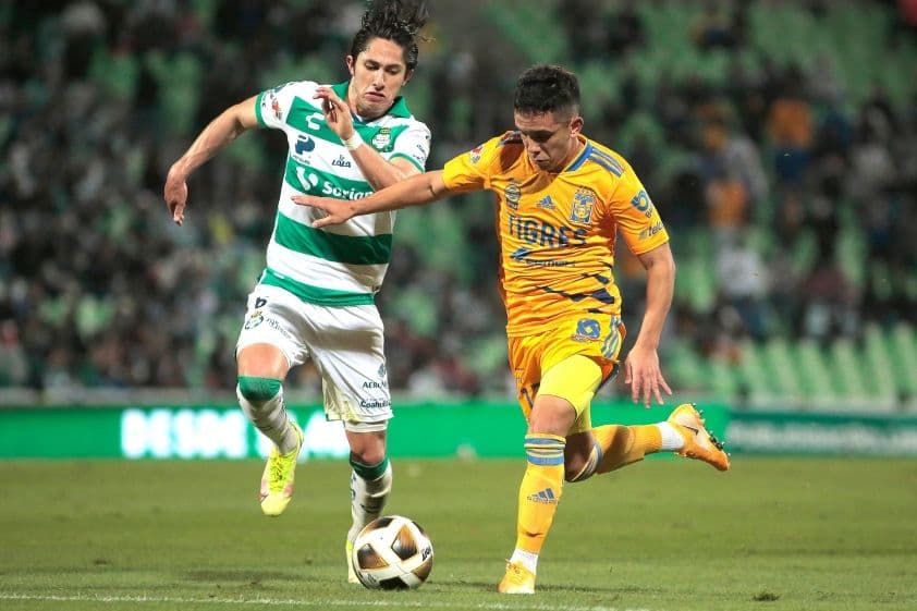 Hai cầu thủ Santos Laguna và Tigres UANL tranh chấp bóng trong trận đấu Liga MX