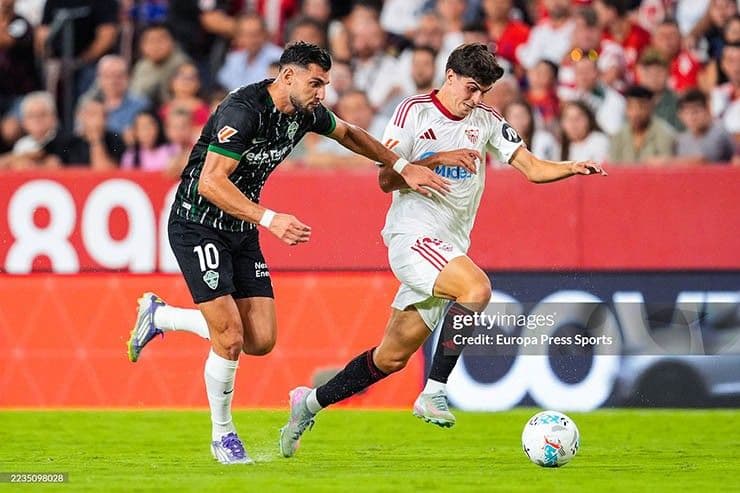 Hai cầu thủ Sevilla và Elche tranh bóng quyết liệt trong trận đấu tại sân Pizjuán