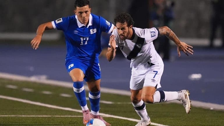 Hai cầu thủ Styven Vasquez của El Salvador và Aaron Herrera của Guatemala tranh bóng quyết liệt trong trận đấu vòng loại World Cup.