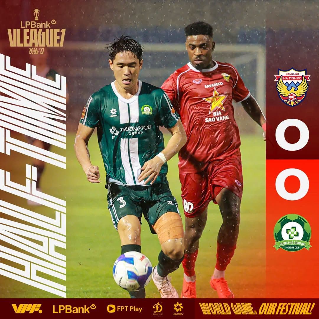 Hai cầu thủ từ Hồng Lĩnh Hà Tĩnh và Đồng Nai tranh bóng trên sân cỏ trong trận đấu V-League.