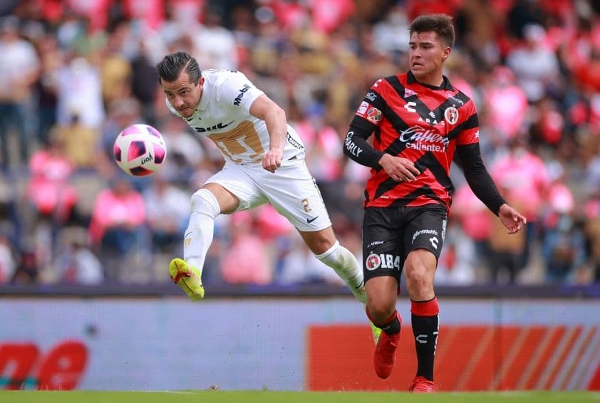 Hai cầu thủ Tijuana và Pumas tranh bóng trong trận đấu