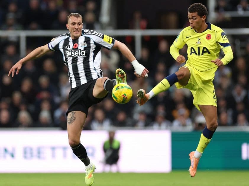 Hai cầu thủ Tottenham và Newcastle tranh bóng quyết liệt trong trận đấu