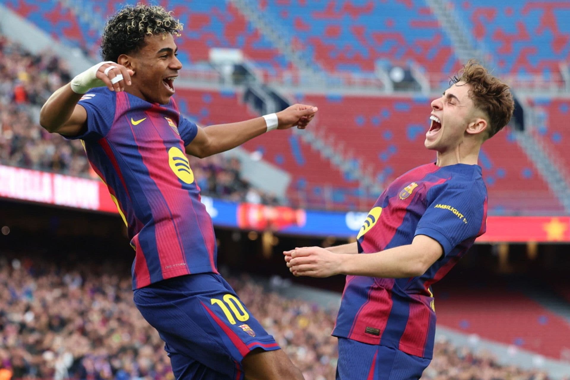 Hai cầu thủ trẻ của Barcelona ăn mừng bàn thắng, thể hiện niềm hy vọng của câu lạc bộ.