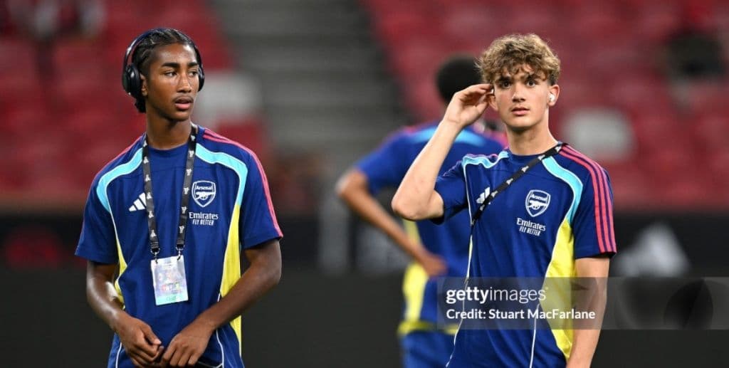 Hai cầu thủ trẻ của học viện Arsenal trên sân vận động Singapore.