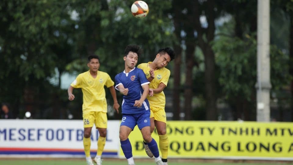 Hai cầu thủ trẻ U23 Việt Nam tranh chấp bóng trên không, thể hiện sự phát triển tài năng và bản lĩnh thi đấu