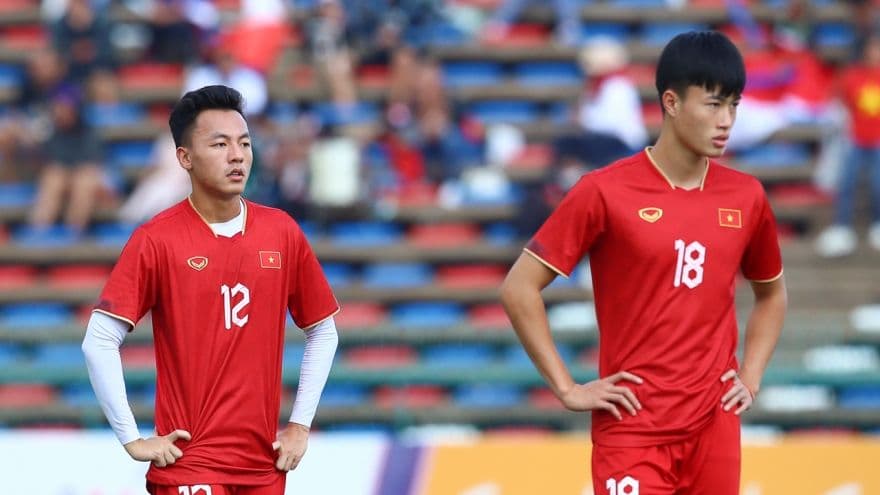 Hai cầu thủ trẻ U23 Việt Nam trên sân, đại diện cho thế hệ U22 đầy tiềm năng.