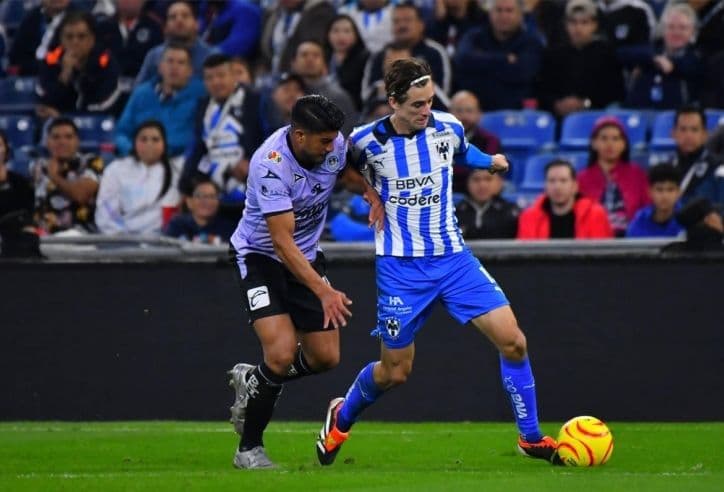 Hai cầu thủ tranh bóng quyết liệt giữa sân, tượng trưng cho cuộc đua định hình hướng đi mùa giải.