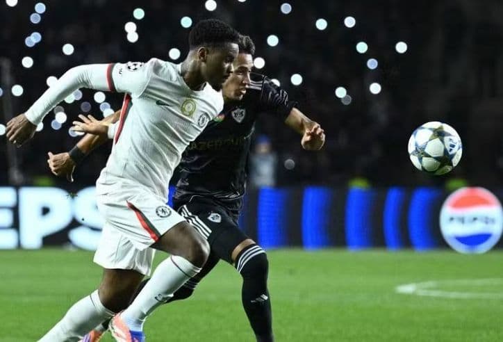 Hai cầu thủ tranh bóng quyết liệt trên sân cỏ, thể hiện sự cạnh tranh gay gắt