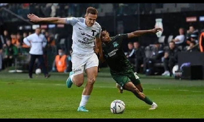 Hai cầu thủ tranh bóng quyết liệt trong trận đấu King Cup