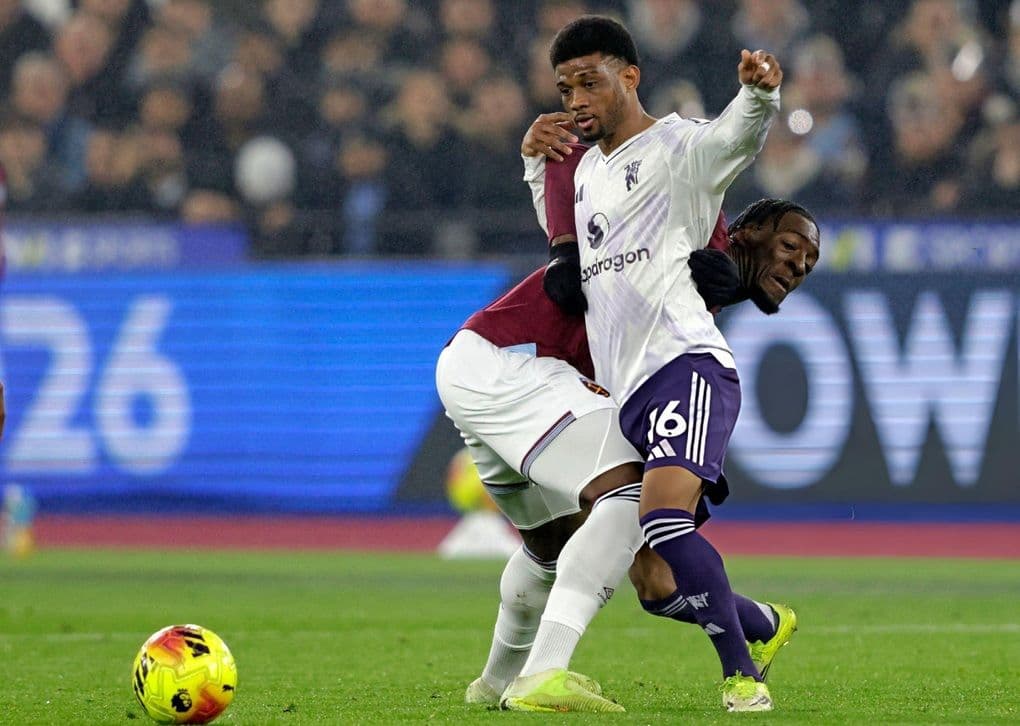 Hai cầu thủ tranh bóng quyết liệt trong trận đấu Premier League giữa Man Utd và West Ham