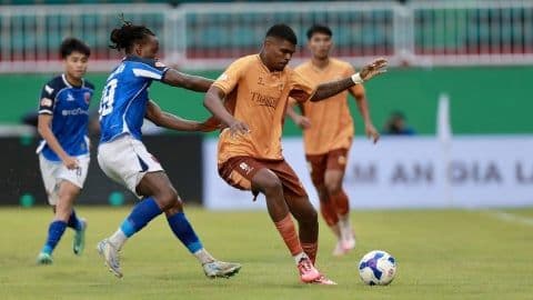 Hai cầu thủ tranh bóng trên sân cỏ V.League, minh họa cho chất lượng chuyên môn giúp giải đấu tăng giá trị kinh tế và thu hút đầu tư.