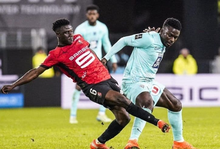 Hai cầu thủ tranh chấp bóng quyết liệt, minh họa áp lực chiến thắng và tham vọng vô địch của Al Hilal.