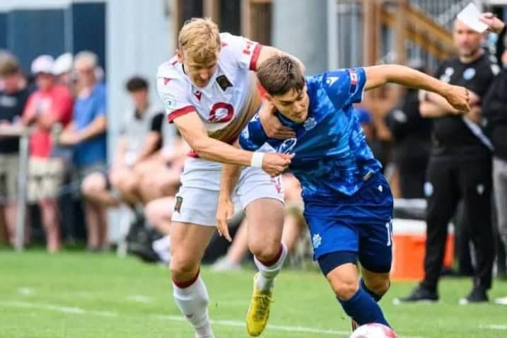 Hai cầu thủ tranh chấp bóng quyết liệt, thể hiện áp lực của trận đấu.