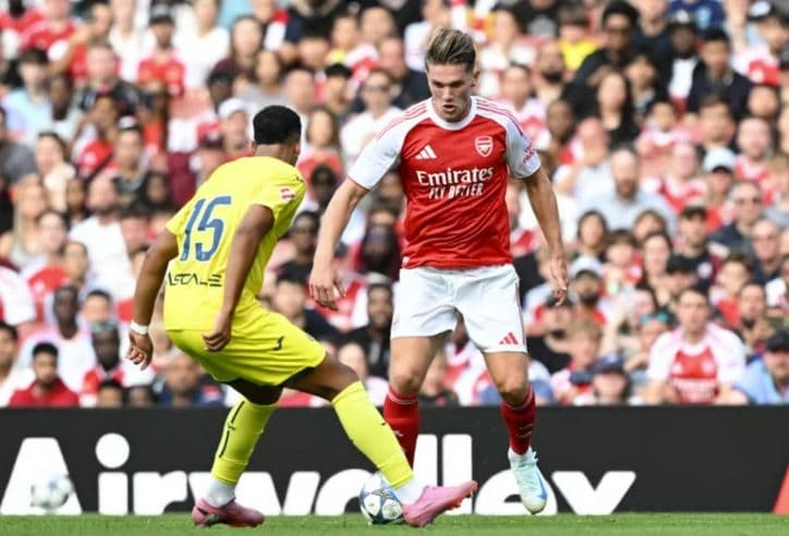 Hai cầu thủ tranh chấp bóng quyết liệt trên sân