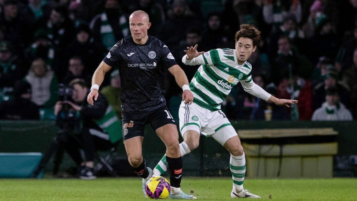 Hai cầu thủ tranh chấp bóng quyết liệt trên sân cỏ