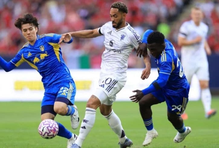 Hai cầu thủ tranh chấp bóng quyết liệt trên sân cỏ, thể hiện sự kịch tính của trận derby Fla-Flu.