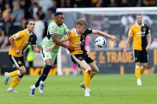 Hai cầu thủ tranh chấp bóng quyết liệt trên sân Maracanã, tượng trưng cho cuộc đối đầu đầy thử thách.