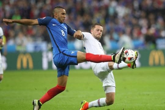 Hai cầu thủ tranh chấp bóng quyết liệt trên sân, minh họa cho cuộc đối đầu định đoạt.