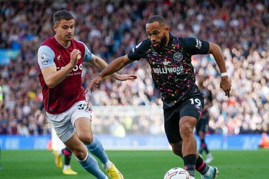 Hai cầu thủ tranh chấp bóng trên sân, thể hiện sự kịch tính của một trận đấu Ngoại Hạng Anh.