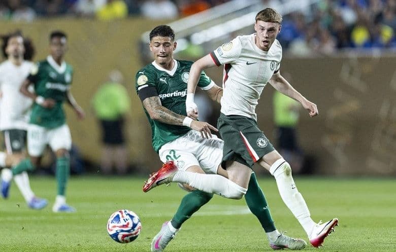 Hai cầu thủ tranh chấp bóng trên sân, tượng trưng cho cuộc đối đầu giữa New England và Inter Miami.