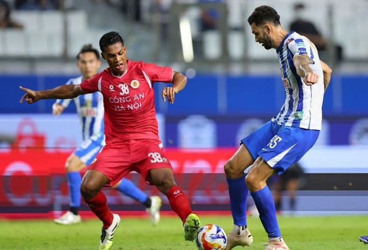 Hai cầu thủ tranh chấp bóng trên sân, tượng trưng cho cuộc đối đầu chiến thuật.