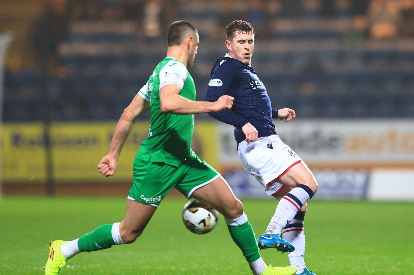 Hai cầu thủ tranh giành bóng ở khu vực giữa sân, minh họa cuộc chiến chiến thuật để giành quyền kiểm soát.