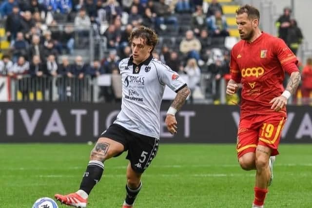 Hai cầu thủ trong trận đấu Coppa Italia giữa Parma và Spezia, thể hiện sự kịch tính của giải đấu.