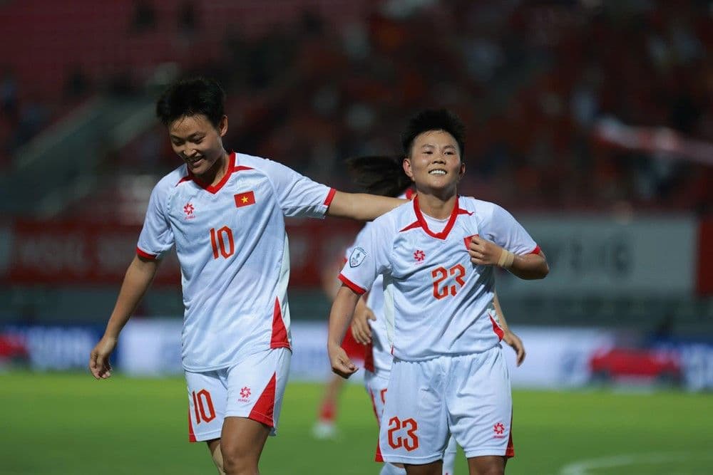 Hai cầu thủ tuyển nữ Việt Nam trên sân trong trận đấu với Indonesia.