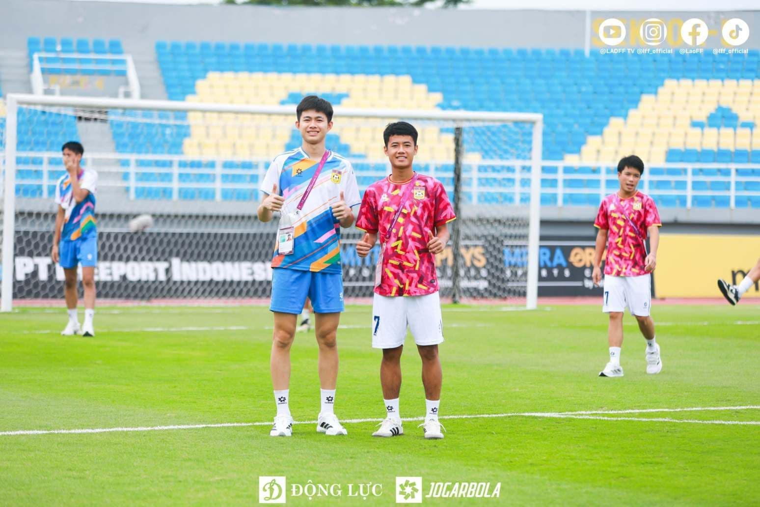 Hai cầu thủ U17 Lào trên sân, thể hiện tinh thần thể thao sau trận đấu đầy tranh cãi