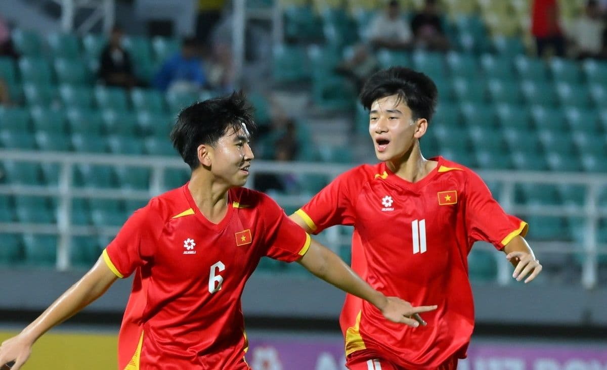 Hai cầu thủ U17 Việt Nam ăn mừng bàn thắng hoặc chiến thắng trong giải U17 Đông Nam Á 2026.