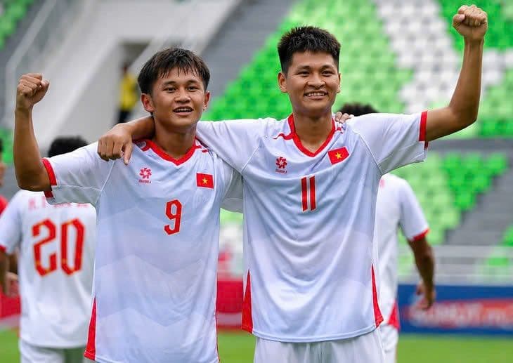 Hai cầu thủ U19 Việt Nam ăn mừng chiến thắng tại giải U19 Đông Nam Á 2026